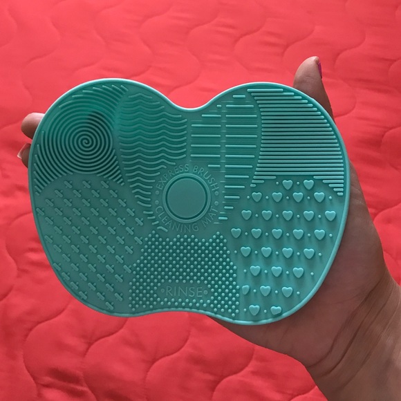 💕Makeup Brush Cleaner Mat 💕 - Picture 3 of 3